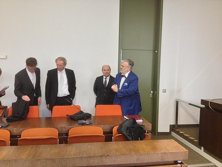 Sepp Krätz (2.v.r.), Prof. Wolf Rüdiger Bub(r.), links von ihm die Rechtsanwälte Hans-Georg Jatzek und Andreas Strenkert.
