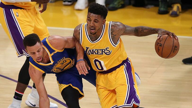Seit 2013 bei den Lakers: Nick Young (R.) hier gegen Superstar Stephen Curry.