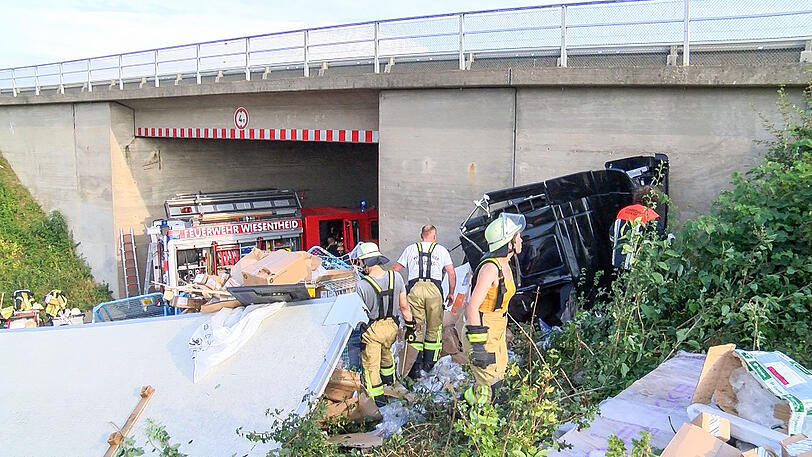 Der Lastwagen wurde komplett zerstört, der Fahrer mit schweren Verletzungen ins Krankenhaus gebracht. Die Bilder vom Unfallort.