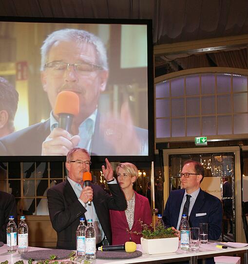 Die Veranstaltung in der Theaterfabrik war gut besucht, die Stimmung teils ziemlich aufgeheizt.
