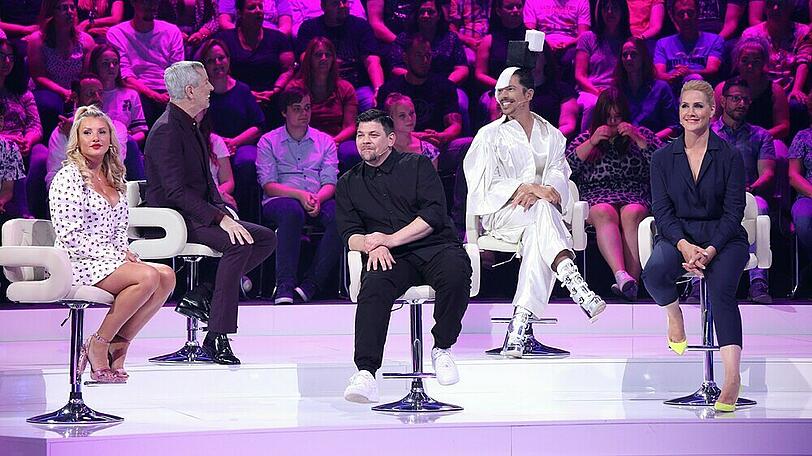 "I Can See Your Voice": Das Promi-Panel bestehend aus Evelyn Burdecki, Thomas Hermanns, Tim Mälzer, Jorge González und Judith Rakers (v.l.)