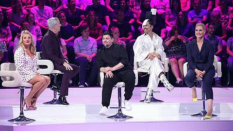 "I Can See Your Voice": Das Promi-Panel bestehend aus Evelyn Burdecki, Thomas Hermanns, Tim Mälzer, Jorge González und Judith Rakers (v.l.)