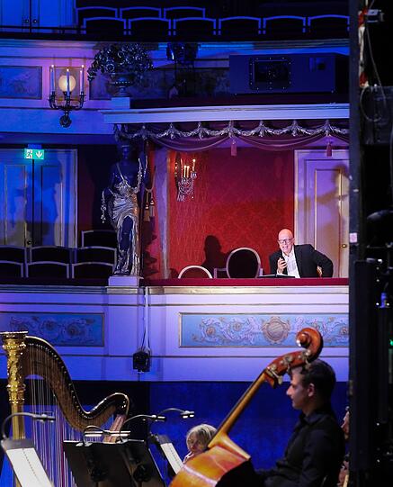 Erwin Windegger verfolgt als Franz Lehár das Konzert aus der Mittelloge.