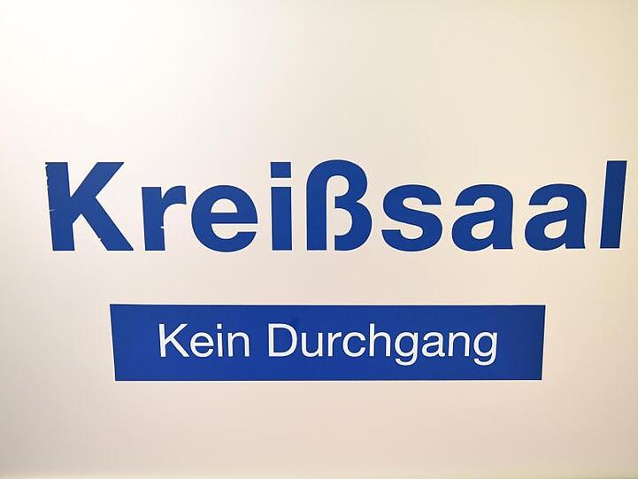 Aufschrift auf der Tür eines Kreißsaales.