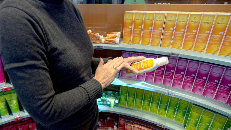 Eine Frau testet in einer Apotheke ein Produkt des Naturkosmetikherstellers Weleda. Foto: Marijan Murat/Archivbild Eine Frau testet in einer Apotheke ein Produkt des Naturkosmetikherstellers Weleda. Foto: Marijan Murat/Archivbild