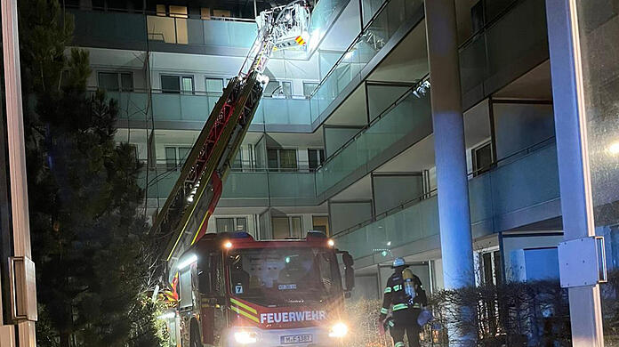 Bei dem Zimmerbrand wurden elf Personen verletzt.
