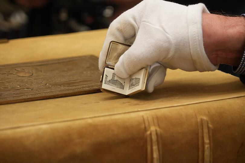 Das kleinste Buch der Sammlung stammt aus dem Jahr 1896. Es wurde damals als Mitbringsel aus Berlin angefertigt.