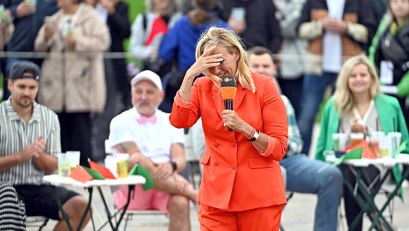 Moderatorin Andrea Kiwi Kiewel schnorrt Süßigkeiten bei ihren Mitarbeitern. Was hat es damit auf sich? Moderatorin Andrea Kiwi Kiewel schnorrt Süßigkeiten bei ihren Mitarbeitern. Was hat es damit auf sich?