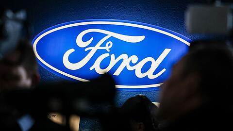 Ein Firmenschild des Autobauers Ford bei einer Betriebsversammlung Ende 2024: Das Unternehmen macht schwierige Zeiten durch.