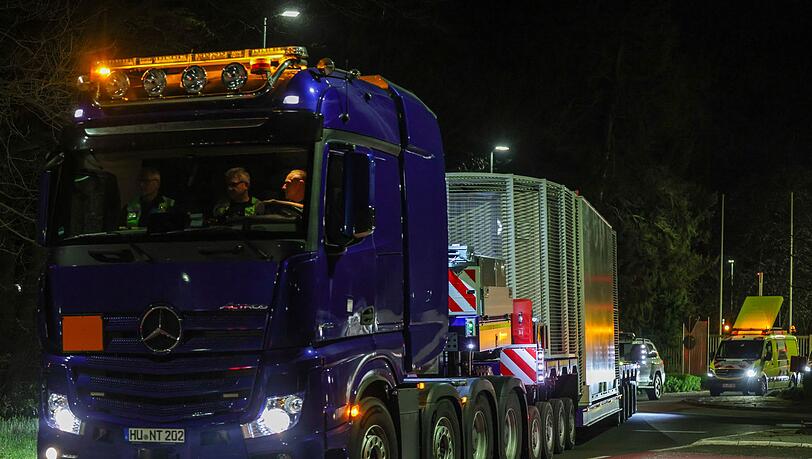 Ein Schwerlasttransporter verl&auml;sst mit einem Castor-Beh&auml;lter den Standort J&uuml;lich. (Archivbild)