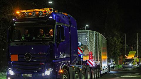 Ein Schwerlasttransporter verl&auml;sst mit einem Castor-Beh&auml;lter den Standort J&uuml;lich. (Archivbild)