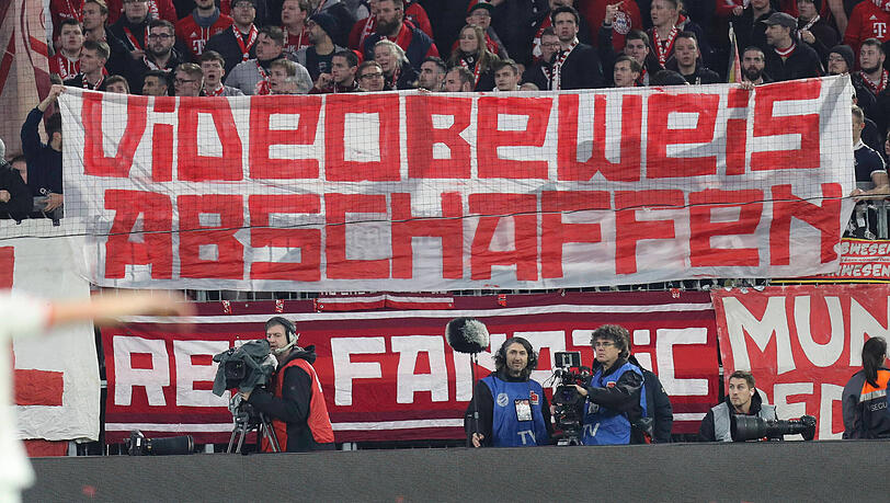 Die Fans des FC Bayern äußerten ihren Unmut über den VAR in der Vergangenheit mehrmals. Die Fans des FC Bayern äußerten ihren Unmut über den VAR in der Vergangenheit mehrmals.