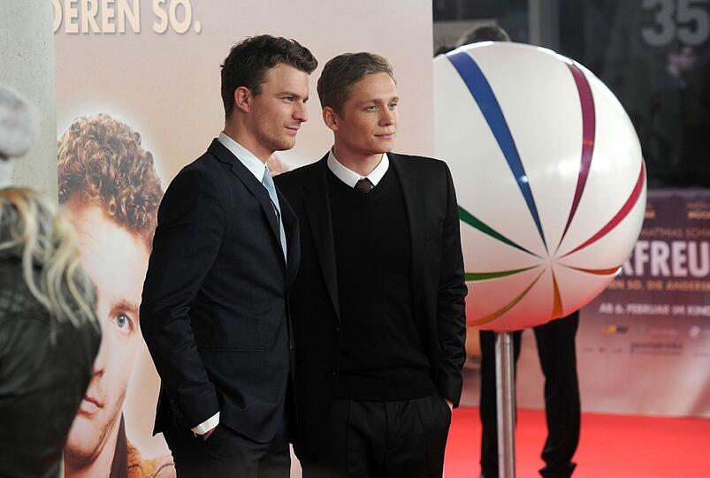 Die Schauspieler Matthias Schweighöfer (r) und Friedrich Mücke (l) bei der Premiere des Films "Vaterfreuden" in München (Bayern).