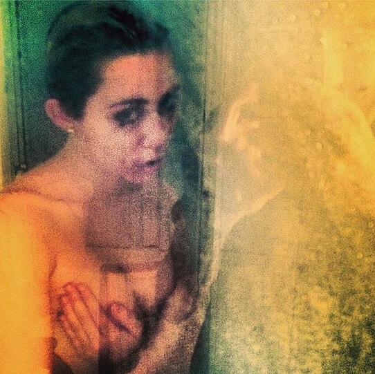 Die Wimperntusche verschmiert, der Blick leicht verstörend: Miley Cyrus postet ein Oben-Ohne-Bild aus der Dusche.