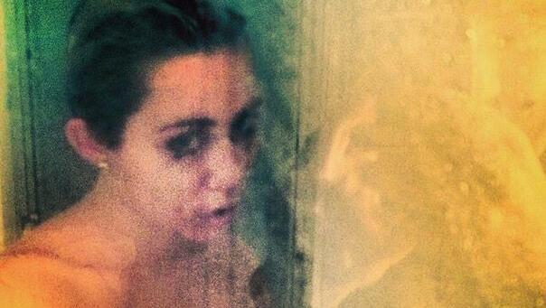 Die Wimperntusche verschmiert, der Blick leicht verstörend: Miley Cyrus postet ein Oben-Ohne-Bild aus der Dusche. Die Wimperntusche verschmiert, der Blick leicht verstörend: Miley Cyrus postet ein Oben-Ohne-Bild aus der Dusche.