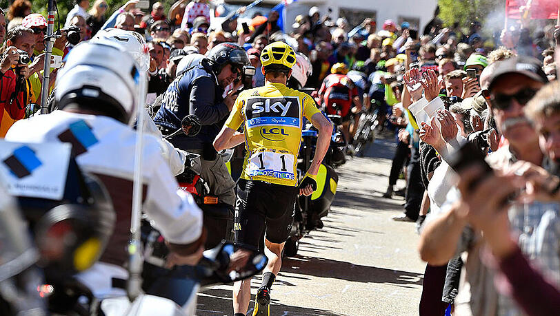 Nach einem Crash lief Chris Froome ein Teil des Berges zu Fuß hoch. Nach einem Crash lief Chris Froome ein Teil des Berges zu Fuß hoch.