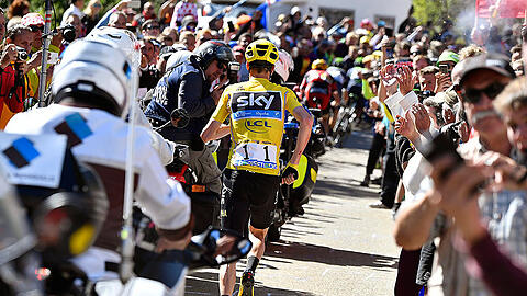 Nach einem Crash lief Chris Froome ein Teil des Berges zu Fuß hoch.
