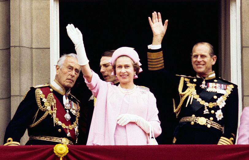 25. Thronjubiläum: Königin Elizabeth II. winkt 1977 vom Balkon des Buckingham Palace. Rechts neben ihr: Ehemann Prinz Philip.