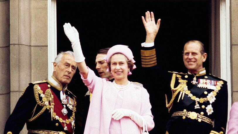 25. Thronjubiläum: Königin Elizabeth II. winkt 1977 vom Balkon des Buckingham Palace. Rechts neben ihr: Ehemann Prinz Philip. 25. Thronjubiläum: Königin Elizabeth II. winkt 1977 vom Balkon des Buckingham Palace. Rechts neben ihr: Ehemann Prinz Philip.