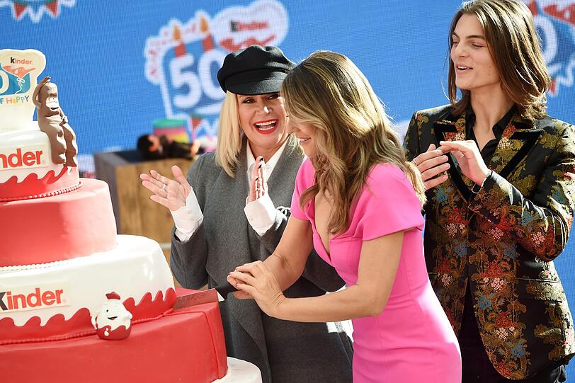 Liz Hurley schneidet die Torte an. Dahinter ihr Sohn Damian Charles mit Claudia Effenberg