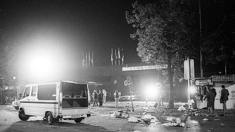 Ein Bild des Grauens: Nach dem Anschlag auf das Münchner Oktoberfest am 26. September 1980 werden die ersten Särge abtransportiert.