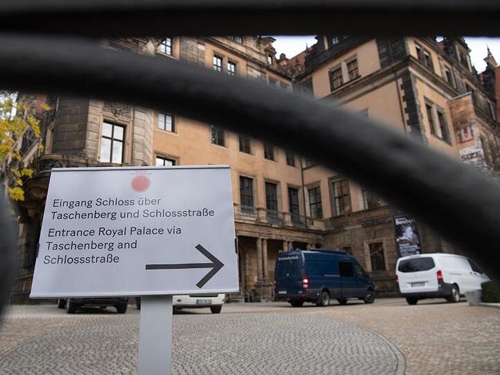 Ein Schild steht vor dem Residenzschloss des Grünen Gewölbes. Foto: Robert Michael/dpa-Zentralbild/dpa/Archivbild