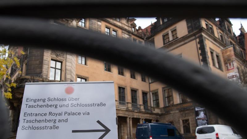 Ein Schild steht vor dem Residenzschloss des Grünen Gewölbes. Foto: Robert Michael/dpa-Zentralbild/dpa/Archivbild Ein Schild steht vor dem Residenzschloss des Grünen Gewölbes. Foto: Robert Michael/dpa-Zentralbild/dpa/Archivbild