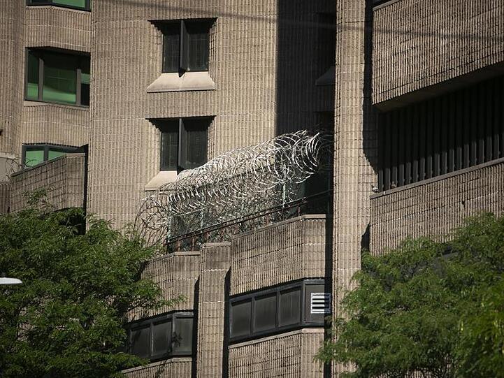 Stacheldraht am Metropolitan Correctional Center in Lower Manhattan.