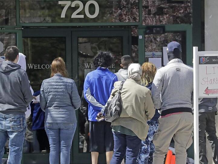Menschen warten vor einem Arbeitsamt in Salt Lake City im US-Bundestaat Utah.