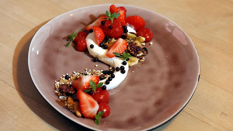 Dessert: Erdbeeren mit hausgemachtem Granola, Mascarpone und Erdbeer-Gel. Dessert: Erdbeeren mit hausgemachtem Granola, Mascarpone und Erdbeer-Gel.