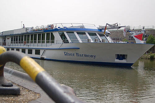 Nach drei Stunden Land-Ausflug legt das 110 Meter lange Schiff wieder ab: Seine Fahrt geht weiter in Richtung Amsterdam.