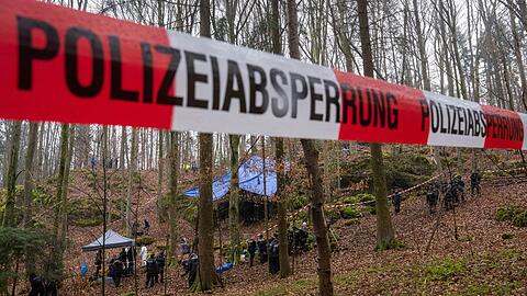 Polizisten suchen ein Gebiet im Wald ab, in dem zuvor Knochen der vermissten Sonja Engelbrecht in einer Felsspalte gefunden worden waren.