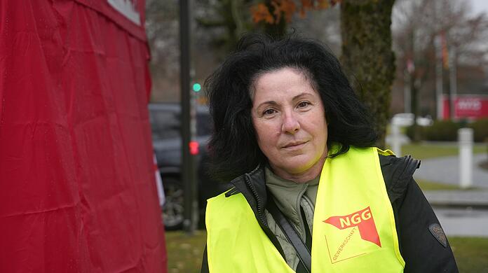Myrvete Kaciu (54) arbeitet seit 20 Jahren als Verkäuferin bei Nordsee. Ihr Gehalt macht ihr Sorgen. Deshalb protestiert sie am Montag mit Kollegen in Obersendling.