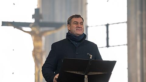 Markus Söder bei einem kirchlichen Anlass - nämlich bei der Amtseinführung des Bamberger Erzbischofs Gössl. (Archivbild)