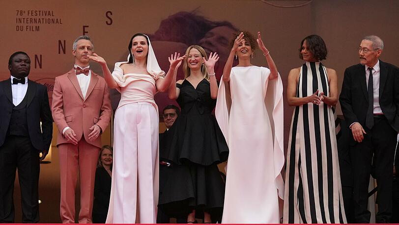 Die Jury auf dem Teppich, rechts Halle Berry. Die Jury auf dem Teppich, rechts Halle Berry.