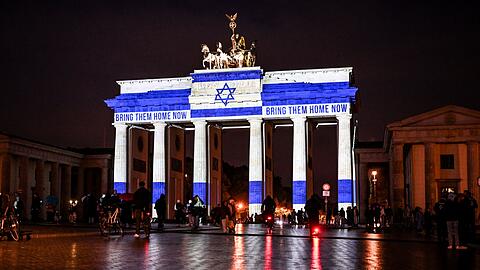 Das Brandenburger Tor ist in den Farben der israelischen Flagge angestrahlt.