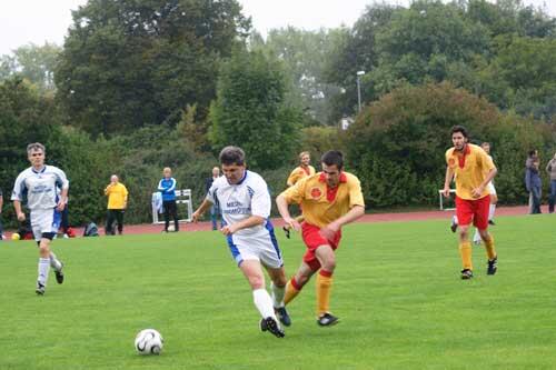 Die "Atomic Allstar", hier gegen den "FC Radi", holten sich den AZ-Freitzeitkicker-Cup.