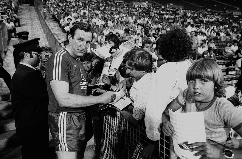 Im Jahre 1981 bekam er sein Abschiedsspiel mit dem FC Bayern gegen die deutsche Nationalmannschaft.