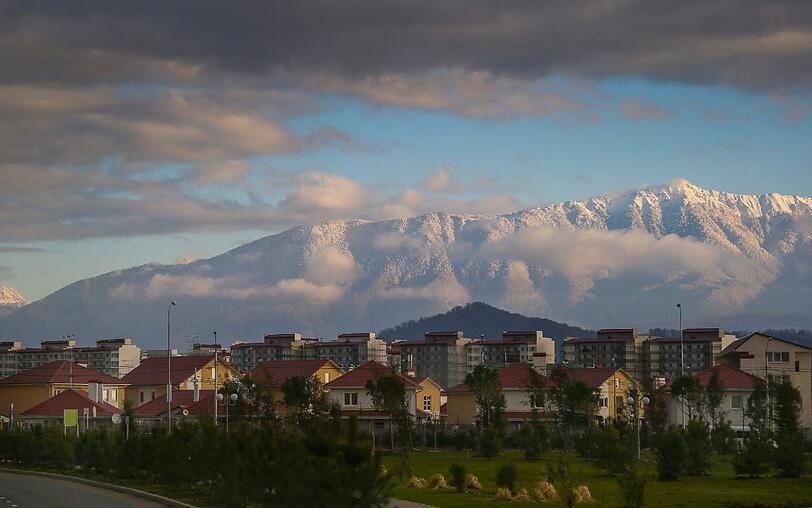Nur im Hintergrund: die schneebedeckten Berge.