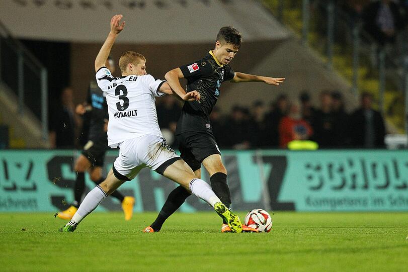 Julian Weigl &ndash; Note 4.

Licht und Schatten beim 19-Jährigen: Gute Aktionen in der Offensive folgten defensive Aussetzer.