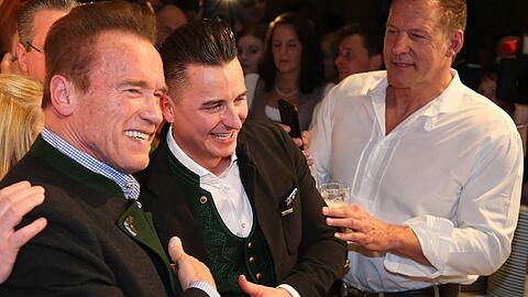 Schwarzenegger trifft Gabalier: Zum Hahnenkammrennen versammelten sich die Promis in Kitzbühel. Sehen Sie hier die Bilder der Weißwurstparty im Stanglwirt.