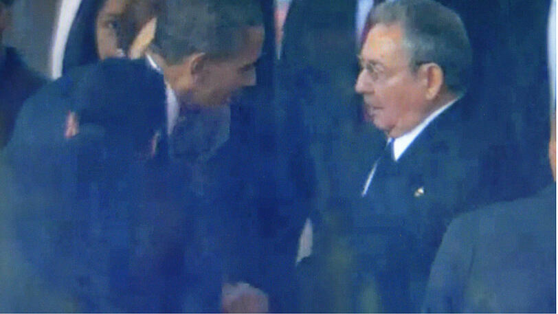 10. Dezember 2013: Es ist soweit - amerikanisch-kubanischer Handschlag im Zeichen der Freundschaft. US-Präsident Barack Obama und Kubas Staatschef Raul Castro treffen einander am Rande der Beerdigung von Nelson Mandela in Johannesburg.