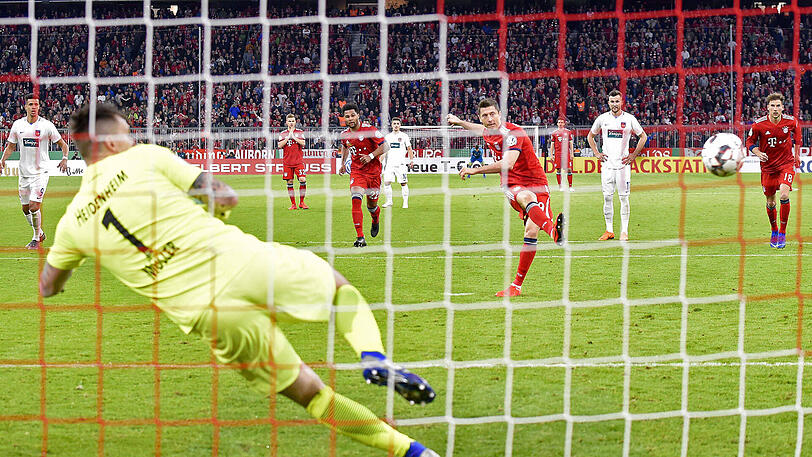 ROBERT LEWANDOWSKI, NOTE 1: Was für ein Qualitätsunterschied! Der Torjäger kam zur Pause in die Partie und plötzlich konnte die Mannschaft vorne einen anspielen, der die Bälle hält und auch noch verwandelt wie beim 3:2 auf Vorlage von Müller. Blieb cool und verwandelte den Handelfmeter zum 5:4.