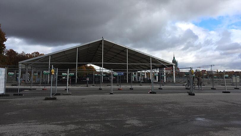 Bis zu 1.500 Testabstriche werden täglich auf der Theresienwiese durchgeführt - jetzt unter dem Dach eines Wiesnzelts. Bis zu 1.500 Testabstriche werden täglich auf der Theresienwiese durchgeführt - jetzt unter dem Dach eines Wiesnzelts.