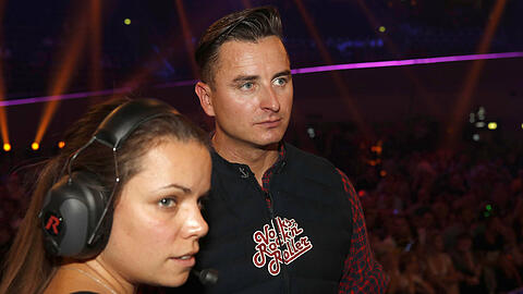 Andreas Gabalier mit einer Produktionsmitarbeiterin beim "Schlagerbooom 2019".