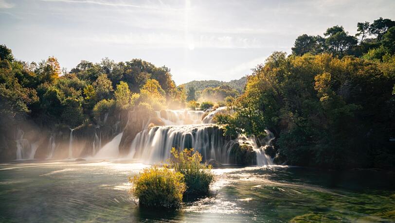 Einer der sieben spektakulären Wasserfälle des Nationalpark Krka. Einer der sieben spektakulären Wasserfälle des Nationalpark Krka.