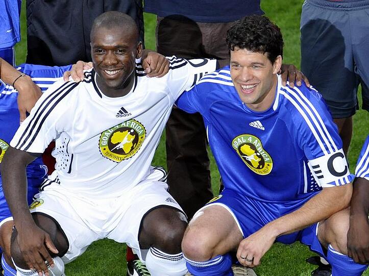 Die beiden Kapitäne Michael Ballack (r) und Clarence Seedorf posieren vor dem Spiel.