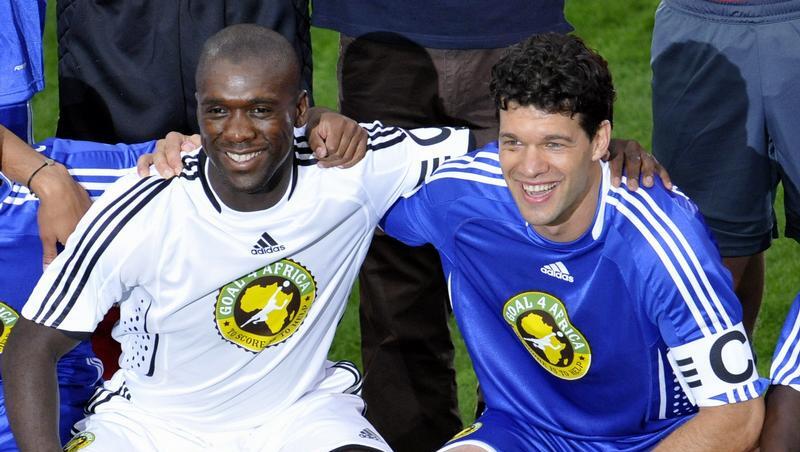 Die beiden Kapitäne Michael Ballack (r) und Clarence Seedorf posieren vor dem Spiel. Die beiden Kapitäne Michael Ballack (r) und Clarence Seedorf posieren vor dem Spiel.