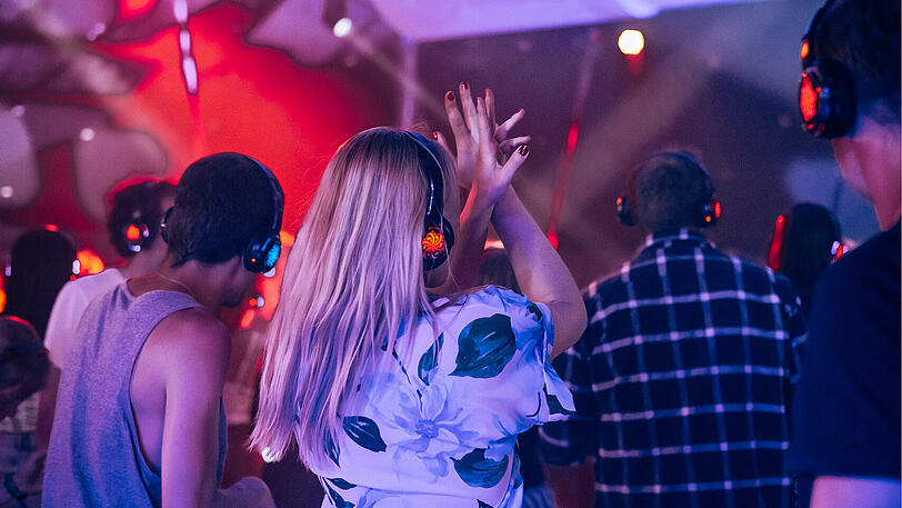 Musik auf die Ohren und abtanzen – Silent Disco in der Half Moon Bar.