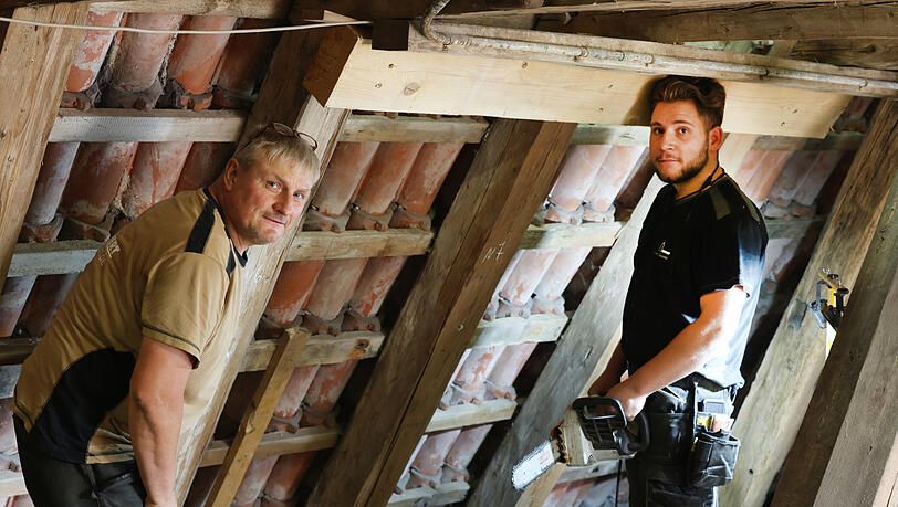 Zimmerermeister Erik Nürnberger (55) und Geselle Marco Zimmermann (19) bei der Arbeit. Sie arbeiten für eine Firma, die auf denkmalgeschützte Gebäude spezialisiert ist. Zimmerermeister Erik Nürnberger (55) und Geselle Marco Zimmermann (19) bei der Arbeit. Sie arbeiten für eine Firma, die auf denkmalgeschützte Gebäude spezialisiert ist.